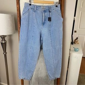 BCBGMaxAzria / Tapered Jeans